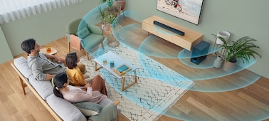 Una familia ve la TV en una sala, con ondas de sonido azules emanando de la barra de sonido y el subwoofer