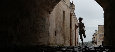 Imagen de ejemplo de un niño corriendo en un túnel con sombra