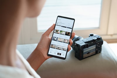 Foto de una mujer mirando fotos transferidas desde la cámara