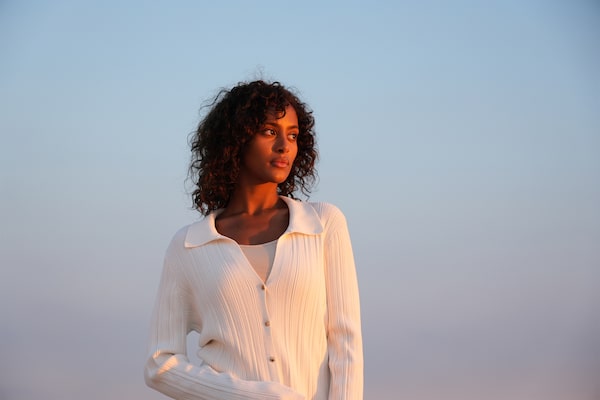 Retrato fotográfico de una mujer a la luz del atardecer